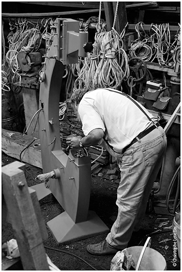Photo noir et blanc-atelier de fabrication d'un langoustier-passion du bois-passion des bateaux en bois-Douarnenez-Finistere-&copy; Juillet 2008 Christophe Letellier tous droits r&eacute;serv&eacute;s.